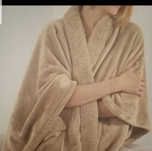 Nwot- cozy plush body wrap